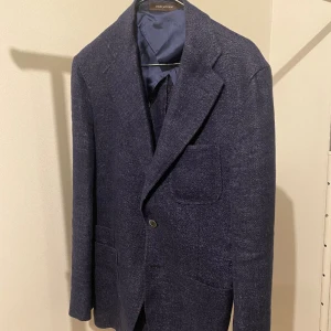Oscar jacobson kavaj  - Oscar Jacobsson kavaj/blazer i nyskick Nypris: 4500kr Färg: blå Storlek:S Inge defekter finns på plagget Passar super till lite finare men fungerar även som en jacka! Hör av dig om det finns önskemål om fler bilder eller frågor! 