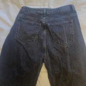 Säljer dessa jeans i strl L från Lager 157! Använts fåtal gånger💕Skulle säga att de är hyfsat långa i benen på mig och jag är 167cm