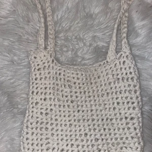 Virkad strandväska!💗 - En vit fin virkad väska som är perfekt till sommaren när du ska till stranden!💗