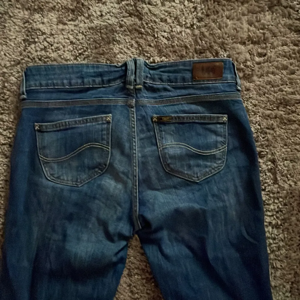 Säljer mörkblåa Lee jeans som inte kommer till användning pågrund utav att de är för stora för jag köpte fel storlek💗💗. Jeans & Byxor.