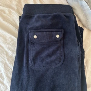 Juicy couture byxor - Marinblå juicy cotoure byxor. Använda flertal gånger men bra skick. Är i storlek 15/16 år vilken motsvarar S/M