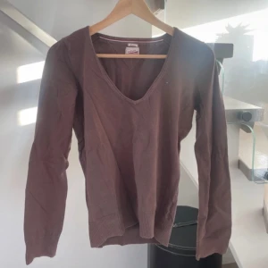 Långärmad topp - Långärmad brun topp från Tommy Hilfiger!🤎