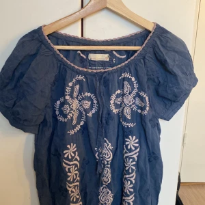 Odd Molly topp - Säljer denna odd molly topp i en blå och rosa färg💕 Kan behövas strykas! Lite oklart vilken storlek men kan nog passa allt från XS-M  
