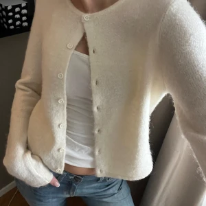 Kofta - Säljer denna söta slutsålda ullkofta från Gina tricot i storlek S! Använd 1 gång 