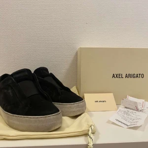 Arigato Laceless  - Tjenare! Säljer mina använda Arigatos! Skicket är använt men tror ändå de har en del att ge! Kvitto, dustbag, låda finns och medföljer vid köp. Tveka inte på att ta kontakt! Priset är prutbart. (Autentisk produkt) 