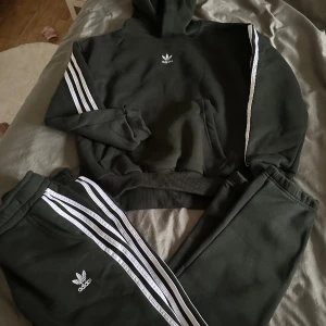 Adidas sett  - Storlek L ”fodrad” inuti olivgrön mer åt svarta hållet helt ny