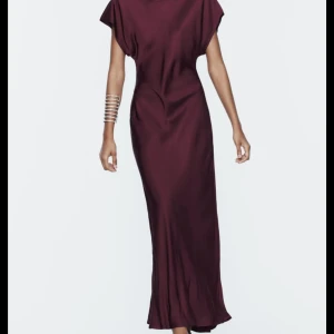 Vinröd klänning  - En så sååå fin klänning från zara. Köpte inför en tillställning så endast använd en gång så helt i nyskick! 