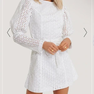Studentklänning - En superfin studentklänning från NA-KD- na kd anglaise LS Mini dress, storlek 36. Jag är 175cm, och slutade i mitten på låren på mig.  👸🏼💕✨☀️