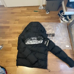 Trapstar jacka  - Hej, säljer årets vinter jacka då jag inte tycker att den är min stil, den är varm inga defekter väl omhändertagen. Reflexerna på märke bak och fram funkar. Luvan är sjukt bekväm. Köpt för 3000kr. 1200kr pris kan diskuteras vid snabbäffär säkert köp