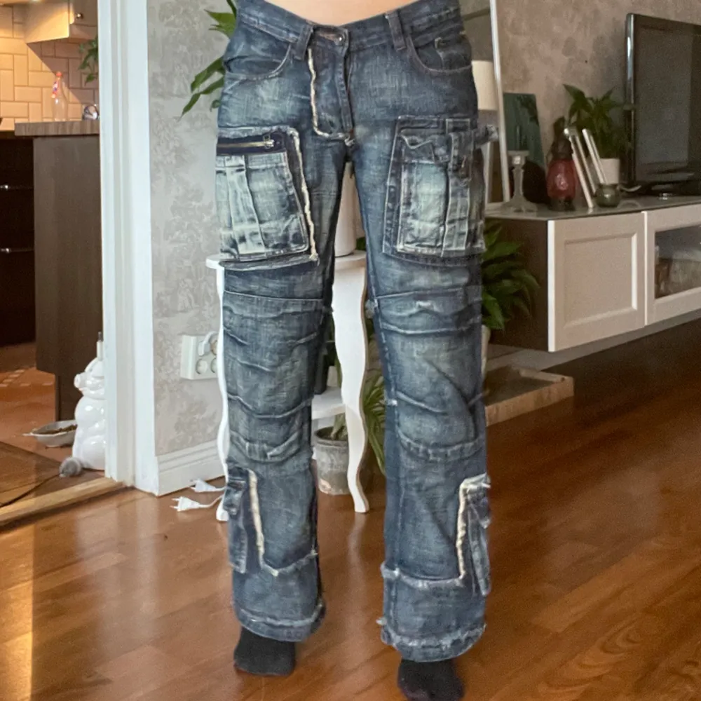 Svin coola unika jeans, använda men ser ut som nya. . Jeans & Byxor.