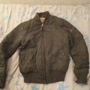 Alfa jacka old school original  -  Mkt snygg old school Alfa jacka en klassisk jacka med detaljer från den gamla modellen.den är ju inte nyproduktion så det är ju normal slitage men inget större som stor el märks. Det står medium i strl men kan räknas som en śmall.