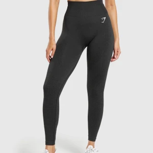 Gymshark vital seamless leggings  - Säljer dessa gymshark träningsthigts i modellen seamless i storlek S då de ej passar mig. De är som nya 💘 endast testade 