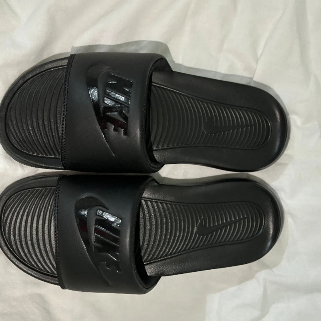 Svarta Nike tofflor - 90