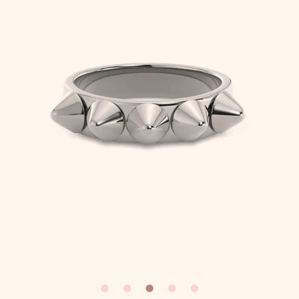 Jag säljer min ring från edblad, inget slitage eller repor ser inprincip ny ut, har används men somsagt det syns inte. Nypris 349 kr mitt pris är 150 kr men pris kan diskuteras vid intresse!!🥰. Accessoarer.