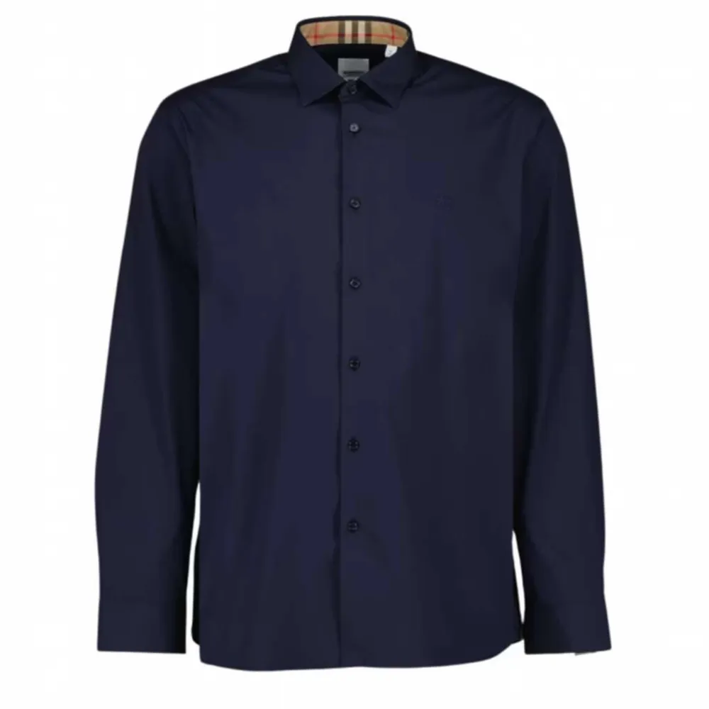 Säljer en burberry skjorta passar storlek S i färgen marinblå. Nypris ligger på 5000, vi säljer för endast 1299. Om ni har några frågor är det bara att höra av er.. Skjortor.
