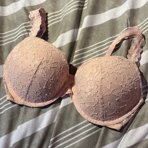 Rosa bh - Jätte söt rosa bh med push up endast använd fåtal gånger