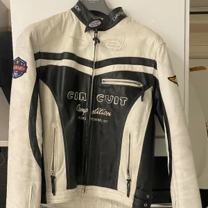 Biker jacket  - Grymt fin mc jacka med fina detaljer. Gott skick. Passar M. Tillverkade av Pelle Leather. Stockholm based. Kan gå ner vid snabb affär