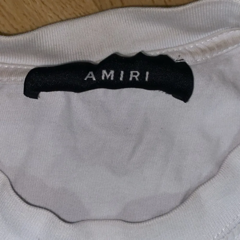 Helt ny Amiri t shirt storlek M som har ett värda på 5 tusen  Men säljs för cirka 1000 pris kan diskuteras . T-shirts.