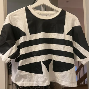 Adidas tröja - En nästan oanvänd adidas tröja i storlek s men kanske kan passa en m. Inga skador då jag använt den 1 gång. 