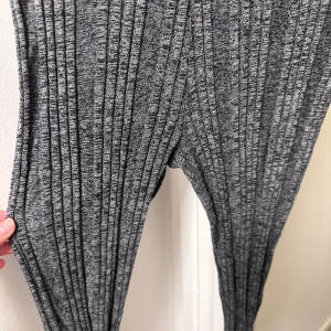 Mjukis/tights från Gina tricot  - Jättesköna byxor, nypris 100kr. Sitter väldigt bra!! Passar även en XSz Hör av er ifall ni vill ha foton på hur den sitter! Priset kan ALLTID diskuteras