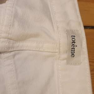 Fina vita Toteme jeans i stl 27/32. Se länk för mer information och nypris. https://se.toteme-studio.com/products/classic-cut-denim-off-white