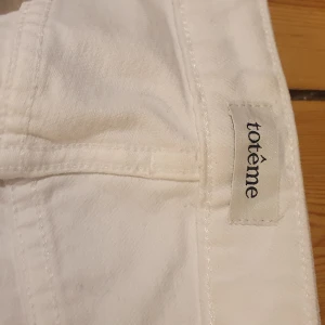 Toteme jeans  - Fina vita Toteme jeans i stl 27/32. Se länk för mer information och nypris. https://se.toteme-studio.com/products/classic-cut-denim-off-white