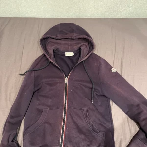 Moncler Hoodie  - Säljer min Moncler hoodie för att den inte kommer till användning så mycket längre och hwr typ växt ut den. Har ni frågar är det bara att ställa dom, skick 8/10 den är syd på armarna men annars är den 10/10, pris går att diskutera.