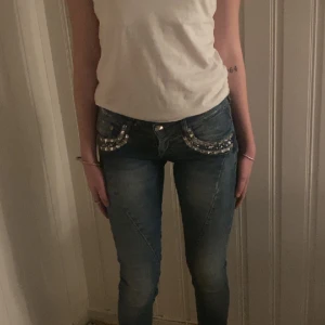 Vintage jeans från Justor  - I jeansen står det 42 men dem är gjorda i Italien så det är som en S/xs. Lågmidjadd, skinny. Skriv vid frågor💕