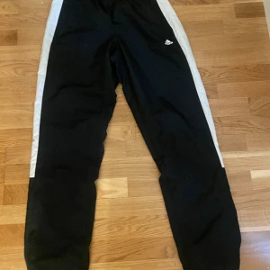 Adidas byxor  - Adidas byxor köpta second hand för 200kr aldrig använda av mig köpte för att det var såna typ trendiga på Pinterest typ men tyvärr för små❤️ skriv vid frågor 