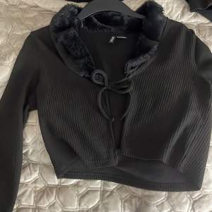 Säljer min svarta tröja kan användas som en kofta över din klänning eller ha den över ett linne eller ha den bara så utan något under köpt från H&M har inte använt den många gånger.