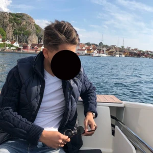 Zara Dunväst - Stilren dunväst från Zara. Använd ett fåtal gånger, men generellt fint skick. Strl S men passar även M.