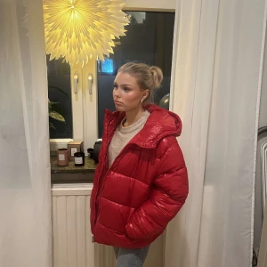 Röd dunjacka - Röd dunjacka i nyskick, storlek M, säljer pga fel storlek