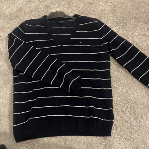 Tommy hilfiger  - Säljer denna riktigt fina Tommy hilfiger tröjan som är v ringad. I ny skick, den är köpt i New York. Den är i storlek M men passar S lika bra. 