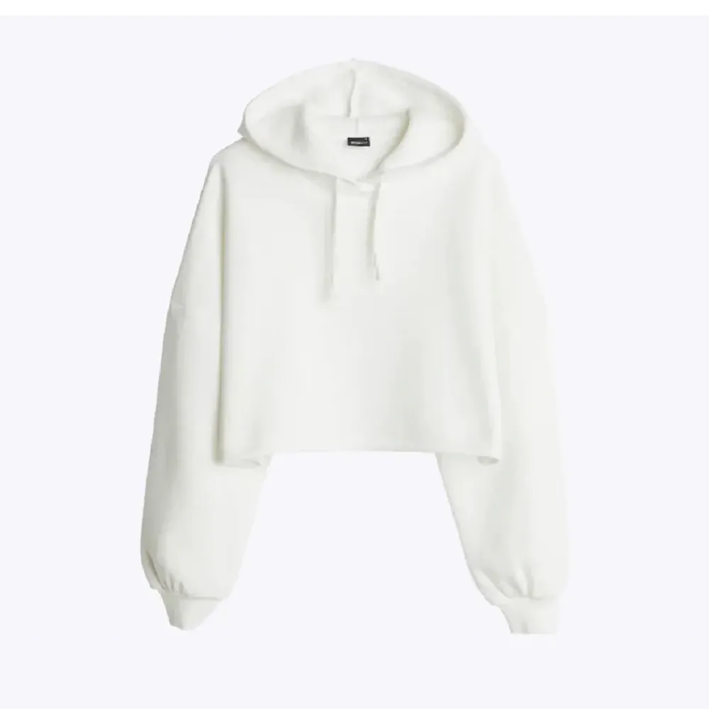 Säljer denna sköna vita hoodien som kommit till användning fåtal gånger, säljer den nu då jag har andra liknade tröjor . Hoodies.