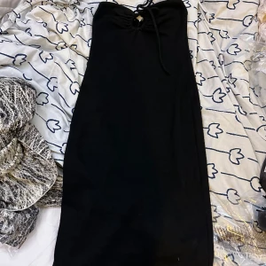 Svart figursydd klänning  - Figursydd klänning från zara strap less /bandeau , aldrig använd finns en slits bak inte så lång men jag gillar ej hur den sitter, stl m går ner förbi knäna, lite tjockare material men ändå inte tjockt, 200 kr med frakt