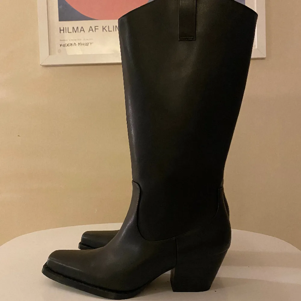 Cowboyboots från Monki, helt oanvända med lappen kvar! Storlek 37. Skor.