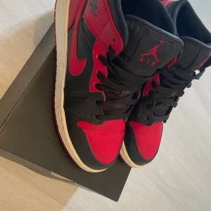 Nike Air Jordan 1 Mid Red Banned  - Väldigt sparsamt använda och välskötta.