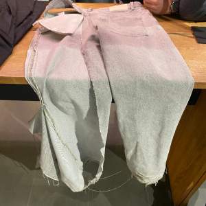 Nya slim jeans (nyskick). Har ett mindre hål i ena benet men inga större defekter. Inköpta på mall of scandinavia (skandinaviens mall). Köp om ni vill köpa annas käften?⚡️🔥