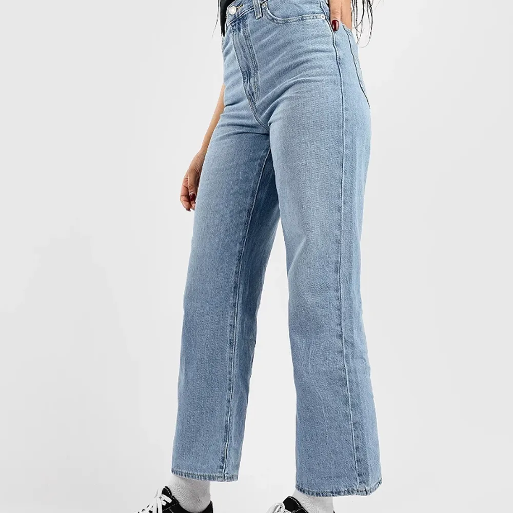 Levis ”High waisted straight jeans” i storlek 25 x 31, i nyskick. Supersnygga men kommer tyvärr inte till användning (ej strykta på bilden hehe). Jeans & Byxor.