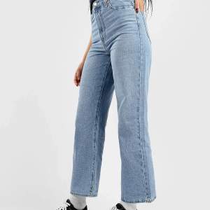 Levis ”High waisted straight jeans” i storlek 25 x 31, i nyskick. Supersnygga men kommer tyvärr inte till användning (ej strykta på bilden hehe)