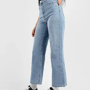 Levis ”High waisted straight jeans” i storlek 25 x 31, i nyskick. Supersnygga men kommer tyvärr inte till användning (ej strykta på bilden hehe)