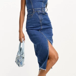 Jeansklänning  - Aldrig använd, eventuella prislappar sitter kvar, köpt för 499 kr, sann till storlek