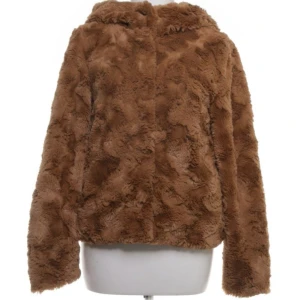 Pälsjacka  - Säljer min bruna pälsjacka från Vero Moda, aldrig använd. Jackan har en luva och är i fejk päls och jätte skön. Säljer billigt då jag vill bli av med den. Tror den kosta runt 300 när jag köpte den.