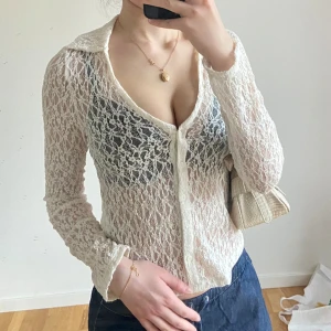 spets skjorta - en superfin spets topp! I bra skick och perfekt nu inför våren o sommaren 💞 Kolla gärna min profil då jag säljer liknande 🥰