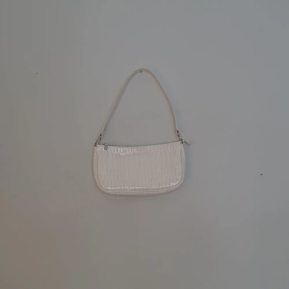 En vit axelväska från h&m som aldrig har används. Väskor.