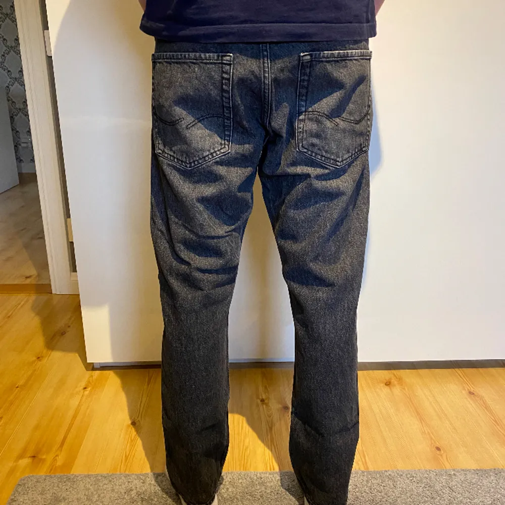 Säljer 2 par mörkgråa jack & Jones jeans straight leg fit med storlek 32/32 och 30/32 inte använda ofta och finns inga tecken på slitage eller hål i byxorna. Jeans & Byxor.