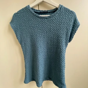 Vår tröja - En superfin tshirt till våren/sommaren! Aldrig använd och säljer då den aldrig kommer till användning! Kom privat för fler bilder