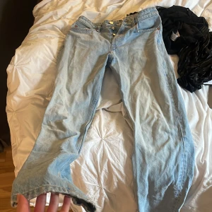 Mid rise jeans zara - Säljer dessa snygga mid rise jeans från zara