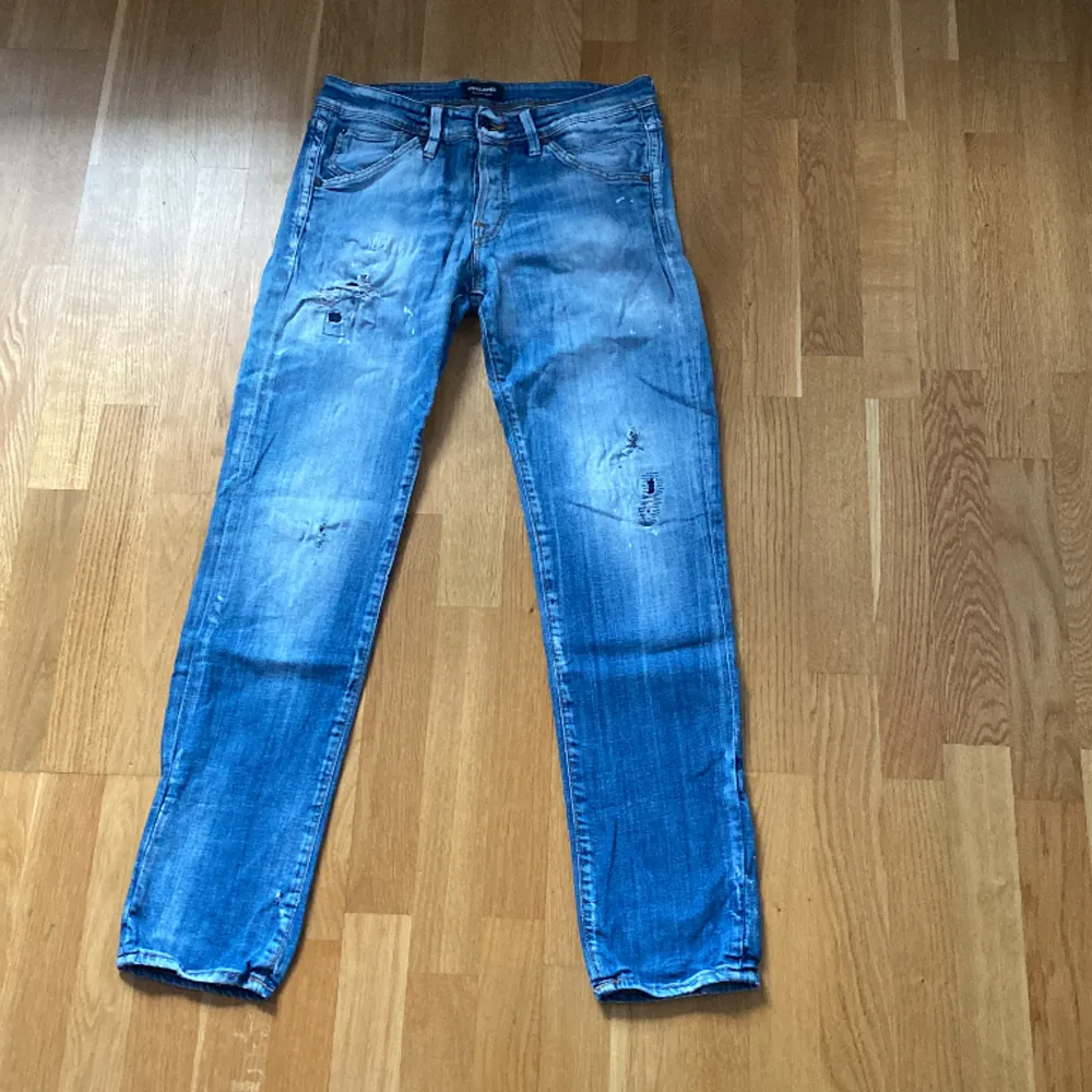 Tjena, säljer nu mina jeans från Jack & Jones då jag inte använder dom längre. Skick 9/10. Jeans & Byxor.