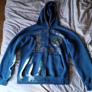 Tjena säljer min kära aim for the moon hoodie hel zip. Inte använt den så ofta, skick 9.5/10. Säljer den för 500, nypris över 900. Väldig populär hoodie. 👍💯✅️